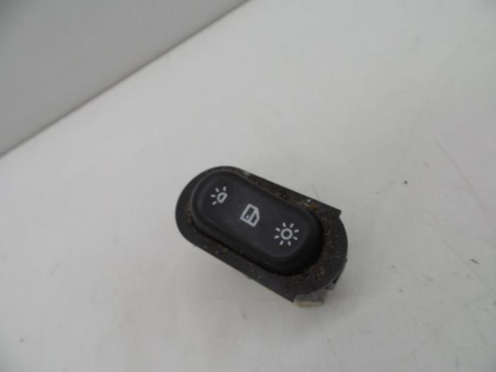Używane Przelacznik Saab 9-3 Cena € 25,00 Procedura marży oferowane przez Auto Demontage Elferink B.V.