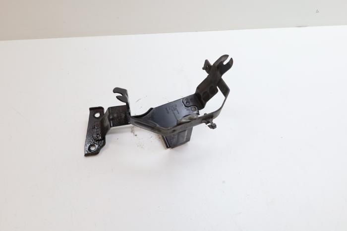 Used Power steering pump bracket Saab 9-3 II Sport Sedan (YS3F) 1.9 TiD 16V Price € 35,00 Margin scheme offered by Auto Demontage Elferink B.V.