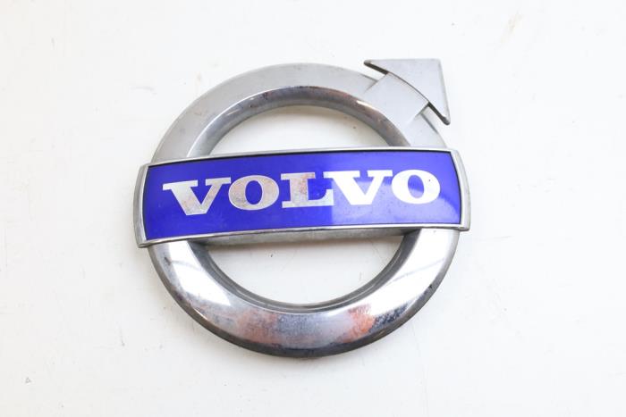 Używane Emblemat Volvo V60 Cross Country I (FZ) 2.0 D4 16V Cena € 40,00 Procedura marży oferowane przez Auto Demontage Elferink B.V.