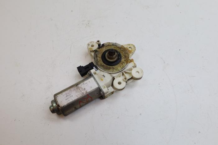 Usados Motor de ventanilla de puerta Saab 9-3 Sport Estate (YS3F) 1.8t 16V Precio € 50,00 Norma de margen ofrecido por Auto Demontage Elferink B.V.