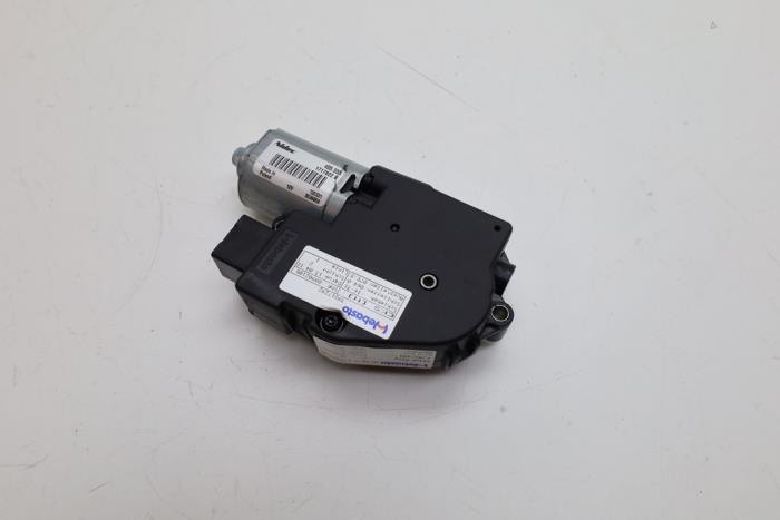 Używane Silnik szyberdachu Volvo V70 (BW) 1.6 T4 16V Cena € 100,00 Procedura marży oferowane przez Auto Demontage Elferink B.V.