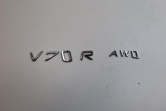 Używane Emblemat Volvo V70 (SW) 2.5 R Turbo 20V Cena € 40,00 Procedura marży oferowane przez Auto Demontage Elferink B.V.