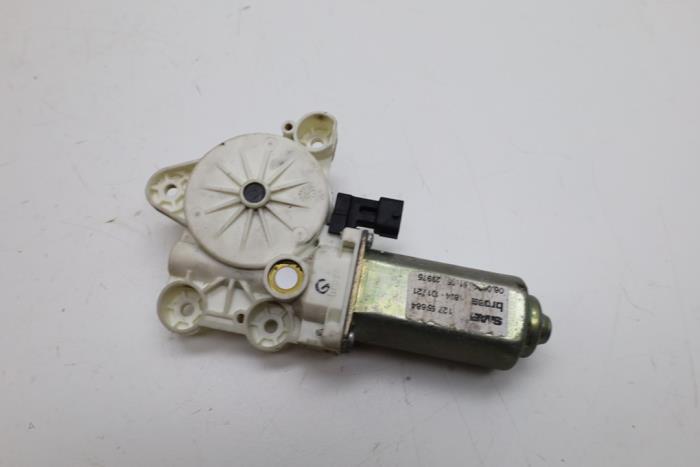 Usados Motor de ventanilla de puerta Saab 9-3 Sport Estate (YS3F) 1.8t 16V Precio € 50,00 Norma de margen ofrecido por Auto Demontage Elferink B.V.