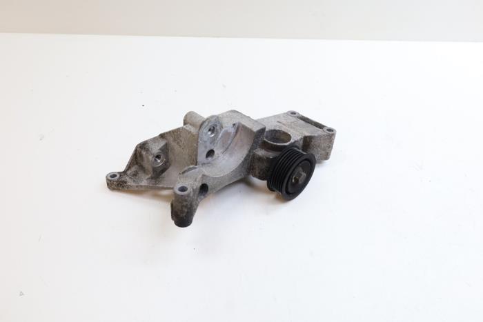 Usagé Support dynamo bas Saab 9-5 Estate (YS3E) 2.3t 16V Prix € 40,00 Règlement à la marge proposé par Auto Demontage Elferink B.V.
