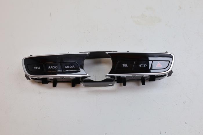 Begagnade Radiokontrollpanel Mercedes E (W213) E-220d 2.0 Turbo 16V Pris € 75,00 Marginaltabell erbjuds av Auto Demontage Elferink B.V.