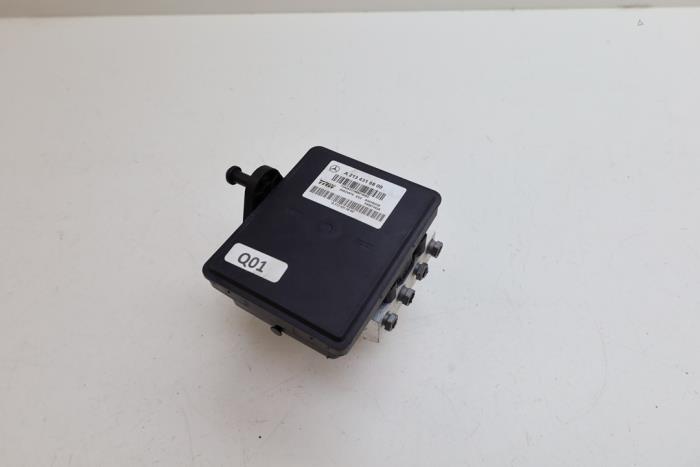 Begagnade ABS-pump Mercedes E (W213) E-220d 2.0 Turbo 16V Pris € 350,00 Marginaltabell erbjuds av Auto Demontage Elferink B.V.