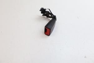 Używane Wtyk pasa bezpieczenstwa lewy tyl Mercedes E (W213) E-220d 2.0 Turbo 16V Cena € 25,00 Procedura marży oferowane przez Auto Demontage Elferink B.V.