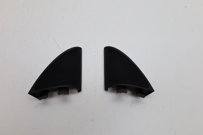 Usagé Tweeter Mercedes E (W213) E-220d 2.0 Turbo 16V Prix € 45,00 Règlement à la marge proposé par Auto Demontage Elferink B.V.