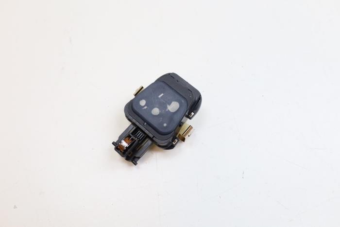 Begagnade Regnsensor Mercedes E (W213) E-220d 2.0 Turbo 16V Pris € 45,00 Marginaltabell erbjuds av Auto Demontage Elferink B.V.