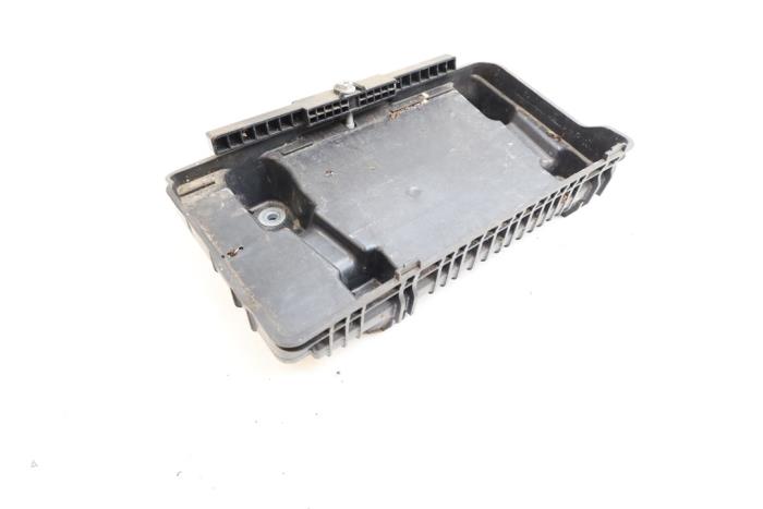 Begagnade Batterilåda Mercedes E (W213) E-220d 2.0 Turbo 16V Pris € 30,00 Marginaltabell erbjuds av Auto Demontage Elferink B.V.