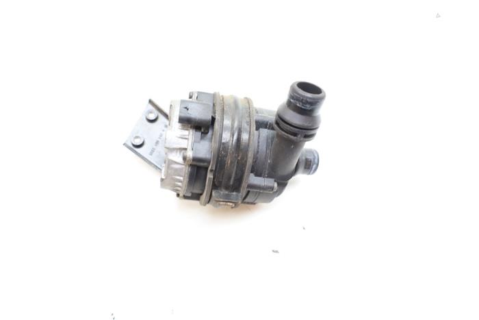 Begagnade Extra vattenpump Mercedes E (W213) E-220d 2.0 Turbo 16V Pris € 50,00 Marginaltabell erbjuds av Auto Demontage Elferink B.V.