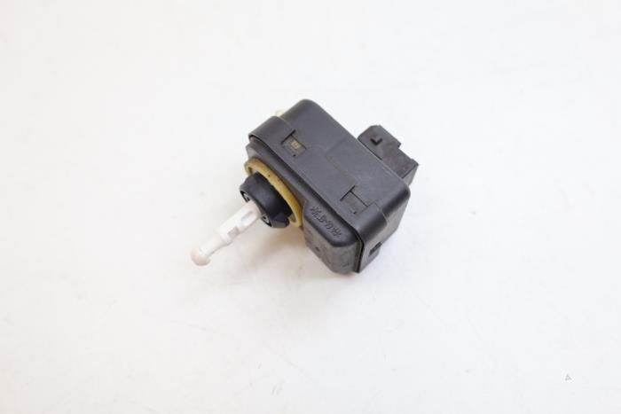 Używane Silnik reflektora Volvo S60 I (RS/HV) 2.4 20V 170 Cena € 25,00 Procedura marży oferowane przez Auto Demontage Elferink B.V.