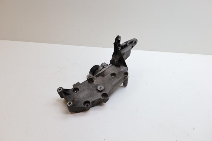 Usagé Support dynamo bas Volvo V70 (SW) 2.5 R Turbo 20V Prix € 50,00 Règlement à la marge proposé par Auto Demontage Elferink B.V.