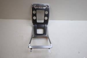 Usados Consola central Volvo V70 (BW) 2.0 D4 16V Precio € 75,00 Norma de margen ofrecido por Auto Demontage Elferink B.V.