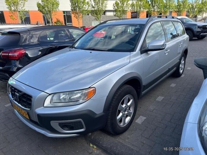 Używane Maska Volvo XC70 (BZ) 2.4 D5 20V AWD Cena € 350,00 Procedura marży oferowane przez Auto Demontage Elferink B.V.