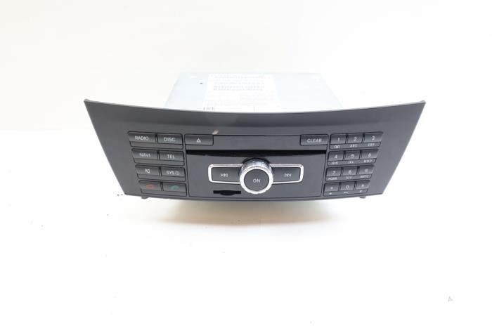 Używane Radio Mercedes C (W204) 1.8 C-180 CGI 16V Cena € 200,00 Procedura marży oferowane przez Auto Demontage Elferink B.V.