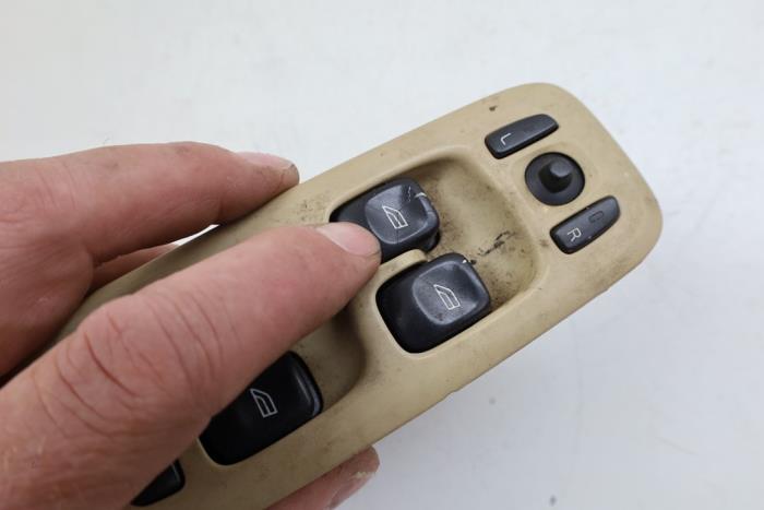 Usados Interruptor de ventanilla eléctrica Volvo XC70 (SZ) XC70 2.5 T 20V Precio € 35,00 Norma de margen ofrecido por Auto Demontage Elferink B.V.