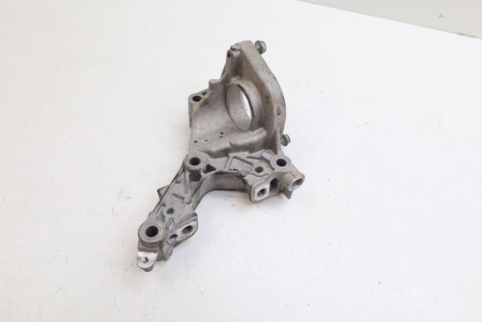 Usagé Support moteur Mercedes A Limousine (177.1) 1.3 A-250 e Turbo 16V Prix € 35,00 Règlement à la marge proposé par Auto Demontage Elferink B.V.