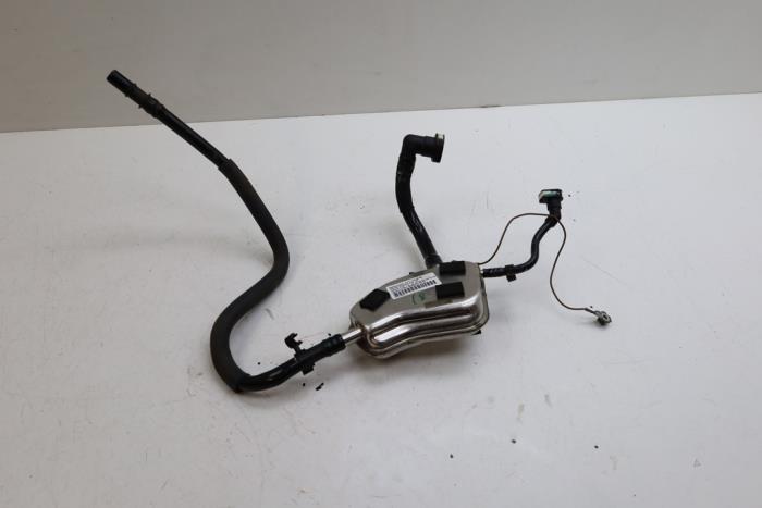 Usagé Refroidisseur de carburant Mercedes A Limousine (177.1) 1.3 A-250 e Turbo 16V Prix € 100,00 Règlement à la marge proposé par Auto Demontage Elferink B.V.