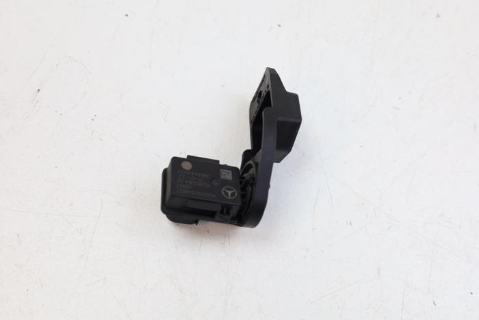 Begagnade Innetemperatursensor Mercedes A Limousine (177.1) 1.3 A-250 e Turbo 16V Pris € 25,00 Marginaltabell erbjuds av Auto Demontage Elferink B.V.