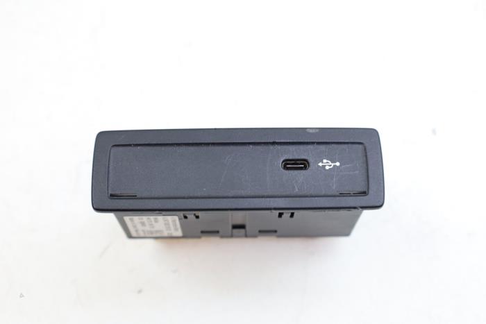 Begagnade USB-modul Mercedes A-Klasse AMG (177.0) 2.0 A-35 AMG Turbo 16V 4Matic Pris € 25,00 Marginaltabell erbjuds av Auto Demontage Elferink B.V.