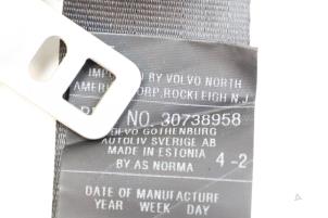 Begagnade Bakre säkerhetsbälte, mitten Volvo V70 (SW) 2.4 D5 20V Pris € 100,00 Marginaltabell erbjuds av Auto Demontage Elferink B.V.