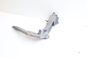 Używane Wspornik zderzaka lewy przód Volvo XC40 (XZ) 2.0 T4 Geartronic 16V Cena € 25,00 Procedura marży oferowane przez Auto Demontage Elferink B.V.