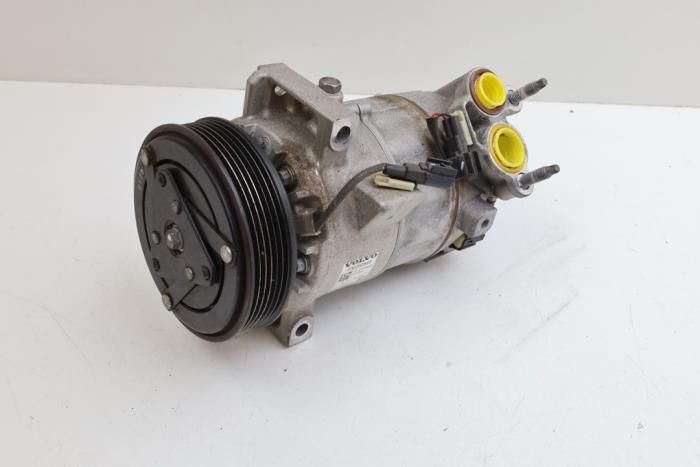 Usagé Pompe clim Volvo XC40 (XZ) 2.0 T4 Geartronic 16V Prix € 200,00 Règlement à la marge proposé par Auto Demontage Elferink B.V.