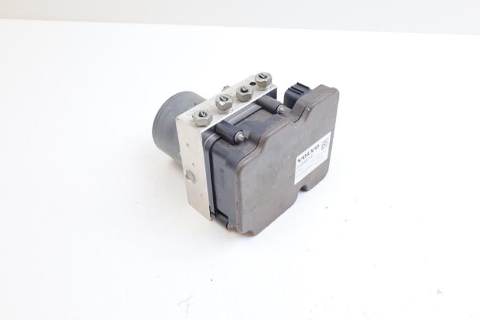 Used ABS pump Volvo XC40 (XZ) 2.0 T4 Geartronic 16V Price € 125,00 Margin scheme offered by Auto Demontage Elferink B.V.