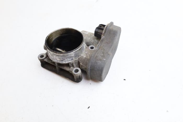 Gebrauchte Drosselklappengehäuse Saab 9-3 03- Preis € 125,00 Margenregelung angeboten von Auto Demontage Elferink B.V.