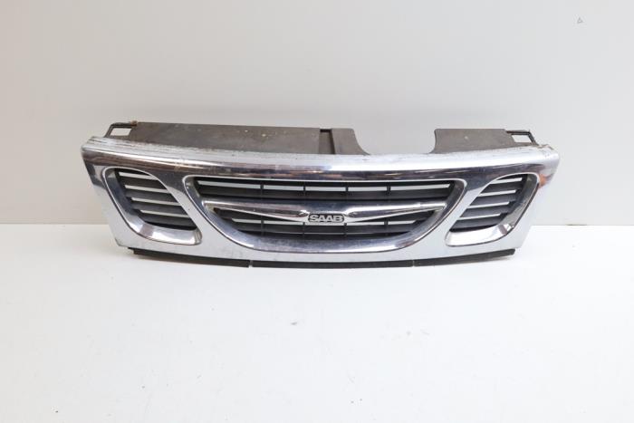 Używane Grill Saab 9-3 I (YS3D) 2.0t 16V Cena € 35,00 Procedura marży oferowane przez Auto Demontage Elferink B.V.
