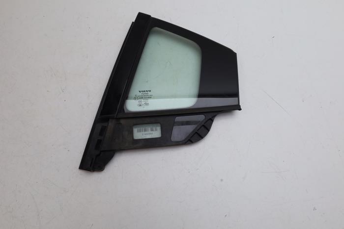 Usados Ventanilla triangular izquierda detrás Volvo S60 III (ZS) 2.0 T5 16V Precio € 75,00 Norma de margen ofrecido por Auto Demontage Elferink B.V.
