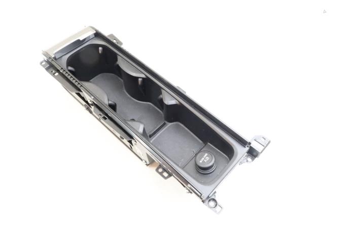 Gebrauchte Getränkehalter Volvo S60 III (ZS) 2.0 T5 16V Preis € 50,00 Margenregelung angeboten von Auto Demontage Elferink B.V.