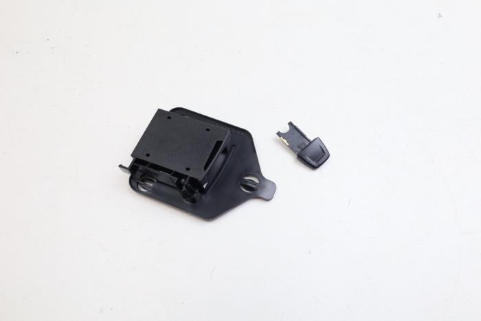 Gebrauchte SIM-Kartenhalter Volvo S60 III (ZS) 2.0 T5 16V Preis € 25,00 Margenregelung angeboten von Auto Demontage Elferink B.V.