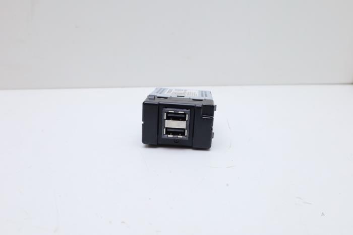 Używane Modul USB Volvo V60 II (ZW) 2.0 T6 16V Twin Engine Cena € 35,00 Procedura marży oferowane przez Auto Demontage Elferink B.V.