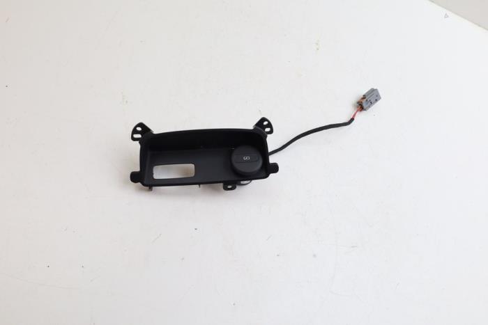 Używane Modul USB Volvo V60 II (ZW) 2.0 T6 16V Twin Engine Cena € 35,00 Procedura marży oferowane przez Auto Demontage Elferink B.V.