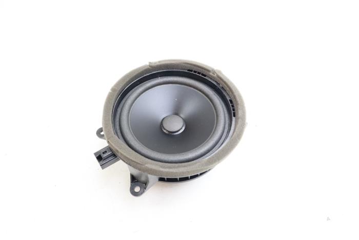 Używane Glosnik Volvo V60 II (ZW) 2.0 T6 16V Twin Engine Cena € 35,00 Procedura marży oferowane przez Auto Demontage Elferink B.V.