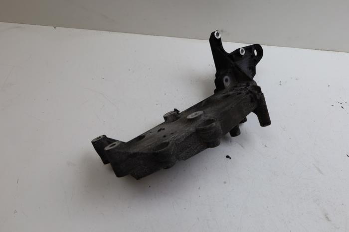 Usagé Support dynamo bas Volvo XC70 (SZ) XC70 2.5 T 20V Prix € 50,00 Règlement à la marge proposé par Auto Demontage Elferink B.V.