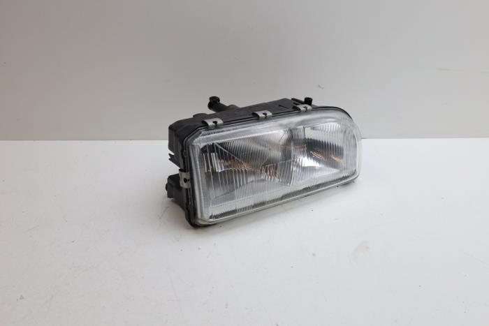 Używane Reflektor prawy Volvo 850 Estate 2.5i 10V Cena € 50,00 Procedura marży oferowane przez Auto Demontage Elferink B.V.