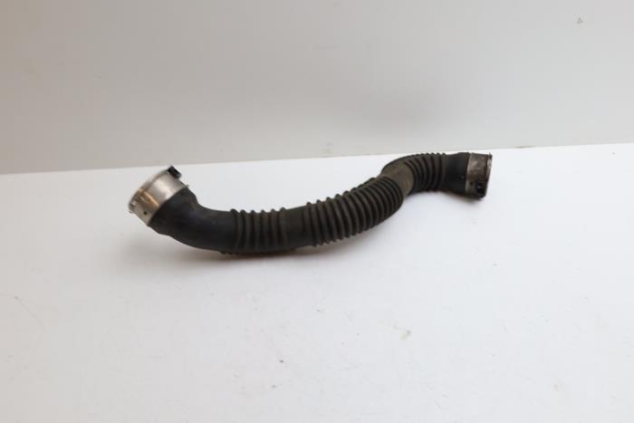 Gebrauchte Intercooler Rohr Mercedes B (W246/W242) 1.6 B-200 BlueEFFICIENCY Turbo 16V Preis € 35,00 Margenregelung angeboten von Auto Demontage Elferink B.V.