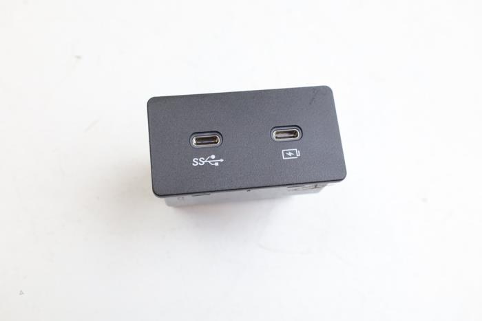 Begagnade USB-modul Lynk &amp; Co 01 1.5 PHEV Pris € 50,00 Marginaltabell erbjuds av Auto Demontage Elferink B.V.