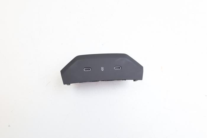 Begagnade USB-modul Lynk &amp; Co 01 1.5 PHEV Pris € 50,00 Marginaltabell erbjuds av Auto Demontage Elferink B.V.