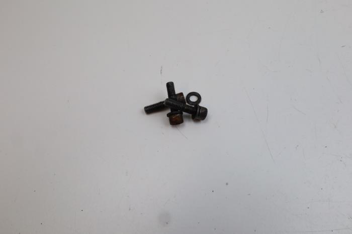 Usagé Kit boulons Saab 900 I 2.0 Turbo 16V Prix € 25,00 Règlement à la marge proposé par Auto Demontage Elferink B.V.