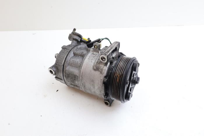 Usagé Pompe clim Volvo V40 (MV) 1.6 D2 Prix € 125,00 Règlement à la marge proposé par Auto Demontage Elferink B.V.