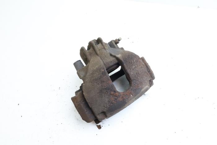 Usagé Etrier de frein avant gauche Volvo V70 (SW) 2.4 20V 140 Prix € 50,00 Règlement à la marge proposé par Auto Demontage Elferink B.V.