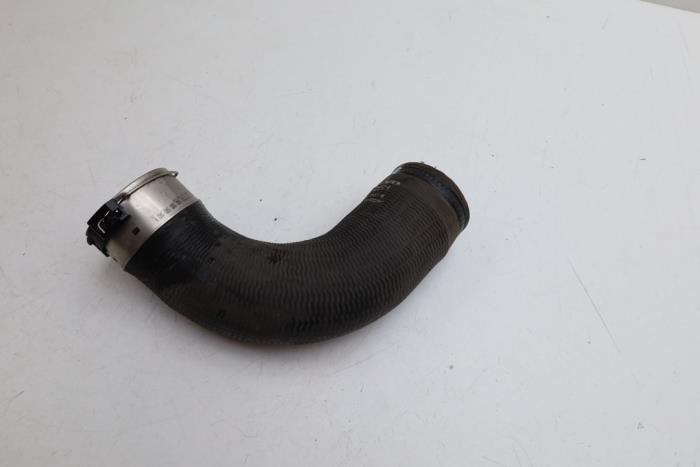 Gebrauchte Intercooler Schlauch Volvo XC60 II (UZ) 2.0 T5 16V Preis € 35,00 Margenregelung angeboten von Auto Demontage Elferink B.V.