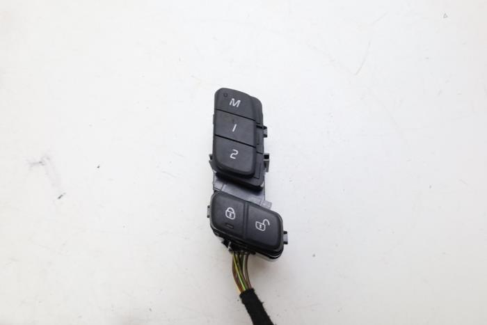 Używane Przelacznik Volvo XC60 II (UZ) 2.0 T5 16V Cena € 40,00 Procedura marży oferowane przez Auto Demontage Elferink B.V.