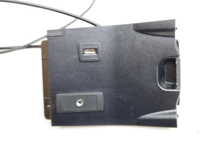 Używane Wtyczka USB Mercedes A (W176) 1.5 A-180 CDI, A-180d 16V Cena € 35,00 Procedura marży oferowane przez Auto Demontage Elferink B.V.