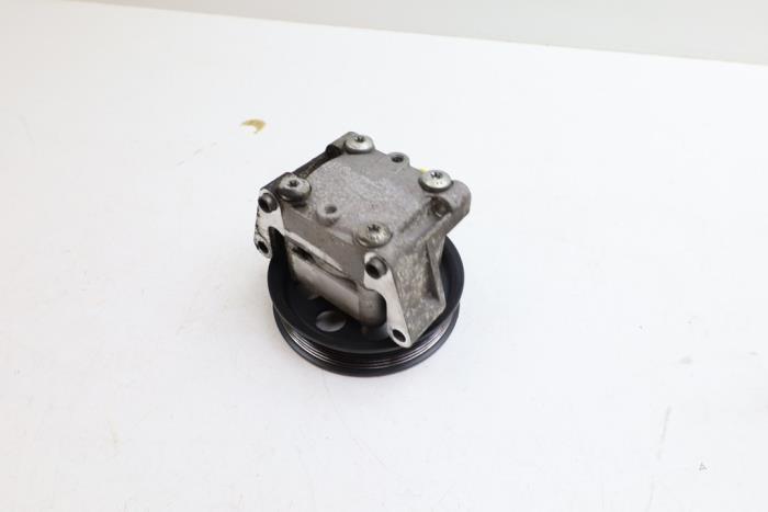 Usagé Pompe de direction Volvo V70 (BW) 2.0 T 16V Prix € 150,00 Règlement à la marge proposé par Auto Demontage Elferink B.V.