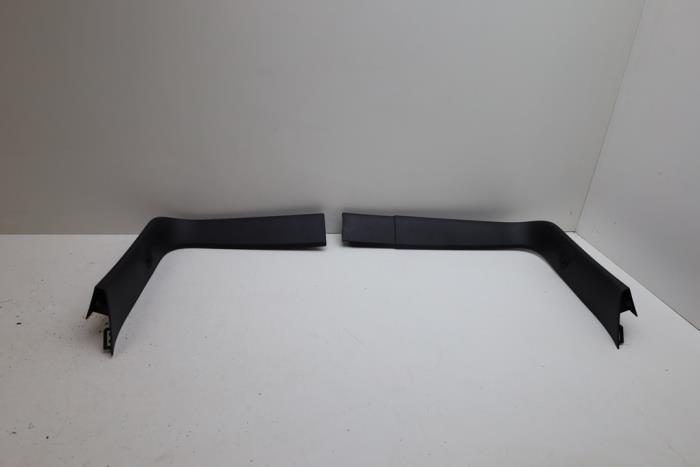 Używane Tapicerka tylnej klapy Volvo XC40 (XZ) Single Motor Extended Range 82 kWh Cena € 75,00 Procedura marży oferowane przez Auto Demontage Elferink B.V.